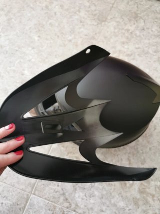 Casco de moto negro con visera