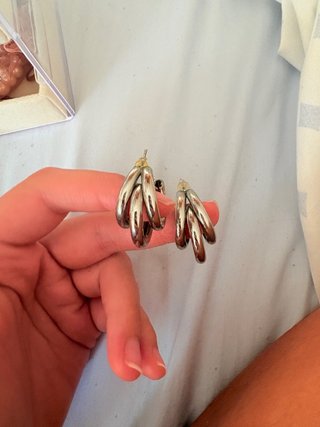 Argollas triples plateadas.
