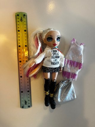 Rainbow High Serie 2 Amaia Raine Muñeca