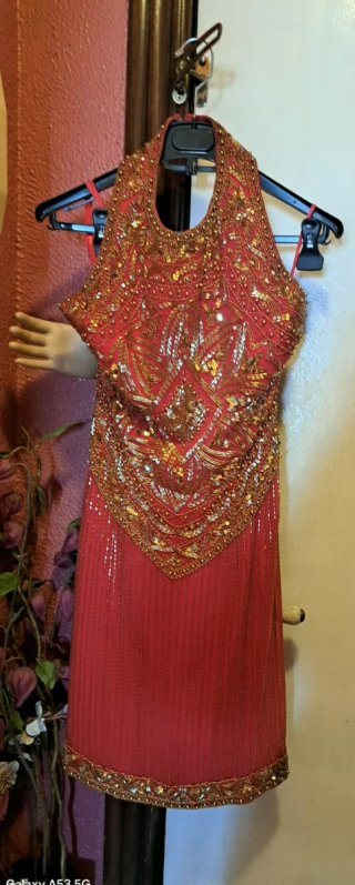 Vestido de fiesta rojo con pedrería