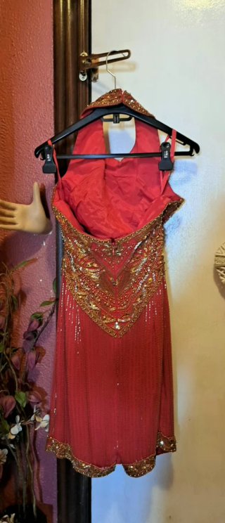 Vestido de fiesta rojo con pedrería