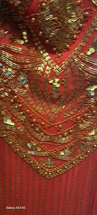 Vestido de fiesta rojo con pedrería