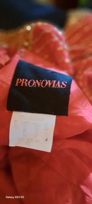 Vestido de fiesta rojo con pedrería