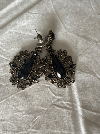 Pendientes largos dorados con piedra negra
