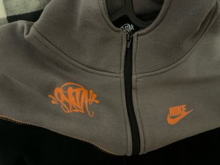 Conjunto Nike Tech Fleece X Syna World