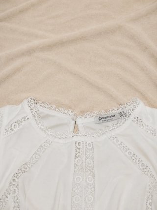 Stradivarius camiseta de encaje sin mangas blanca