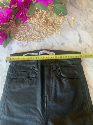 Pantalones efecto cuero Bershka T/34