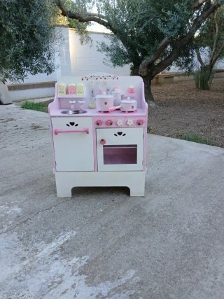 Cocinita de madera rosa