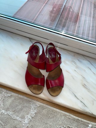 Sandalias rojas de cuero