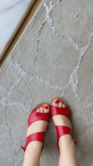 Sandalias rojas de cuero