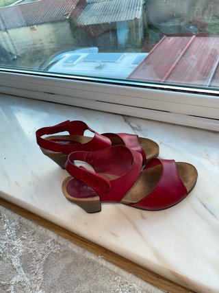 Sandalias rojas de cuero