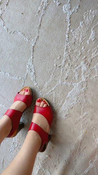 Sandalias rojas de cuero