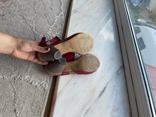 Sandalias rojas de cuero
