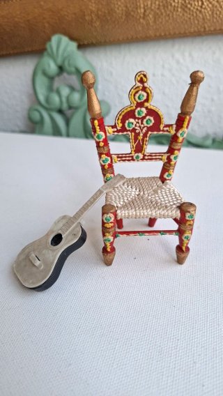 Silla y Guitarra Miniatura Años 50