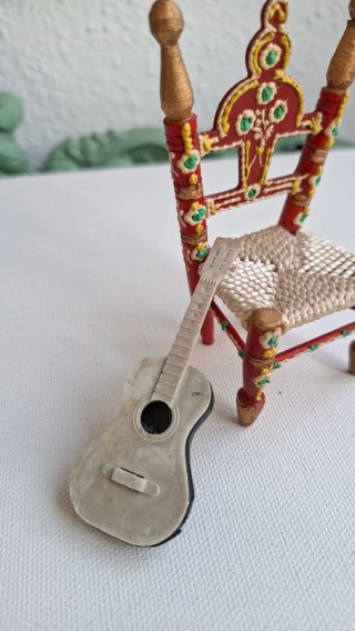 Silla y Guitarra Miniatura Años 50