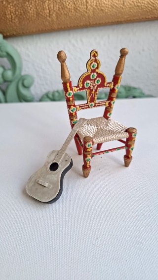 Silla y Guitarra Miniatura Años 50