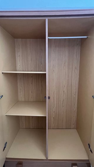 Armario de madera con 2 cajones