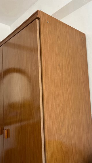 Armario de madera con 2 cajones