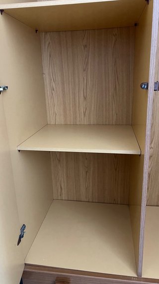 Armario de madera con 2 cajones