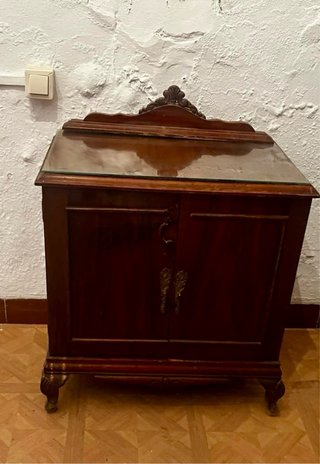 Armario y 2 mesitas de noche de madera