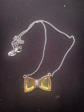 Collar plateado lazo amarillo