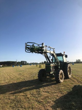 Tractor John Deere 3350 con pala