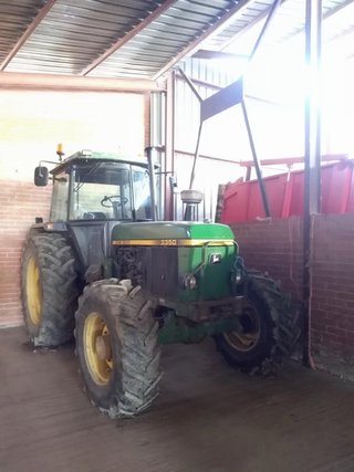 Tractor John Deere 3350 con pala