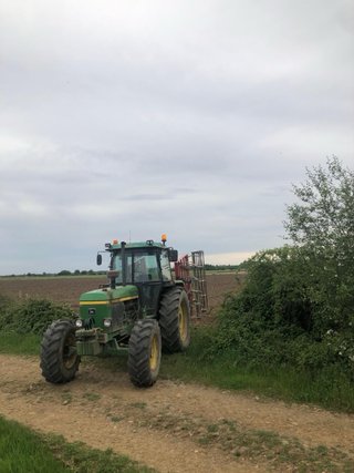 Tractor John Deere 3350 con pala