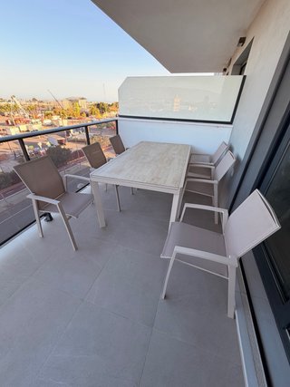 Mesa y sillas de exterior beige y gris