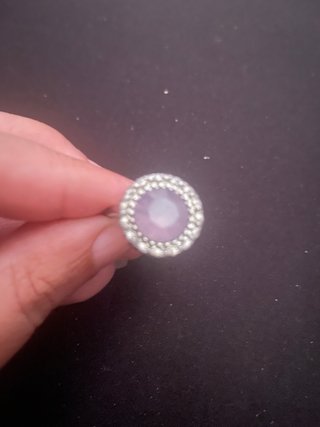 Anillo plateado con piedra rosa y pedrería