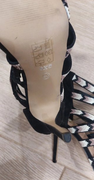 Zapatos de tacón negros con tiras