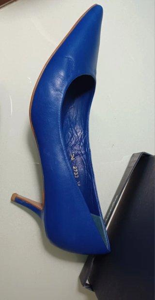 Zapatos de cuero y con tacón aguja azul talla 38.