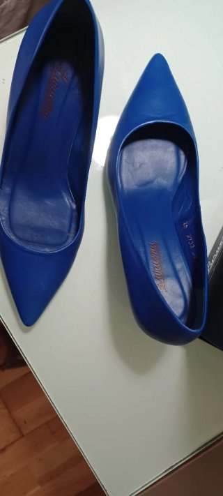 Zapatos de cuero y con tacón aguja azul talla 38.