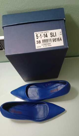 Zapatos de cuero y con tacón aguja azul talla 38.