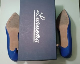 Zapatos de cuero y con tacón aguja azul talla 38.
