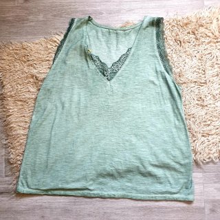 Top verde con encaje