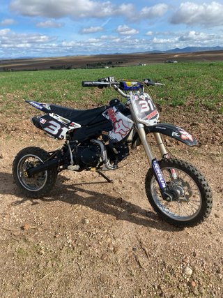 Moto Cross KTM Roja y Blanca