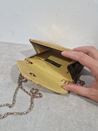 Bolso de fiesta dorado con cadena