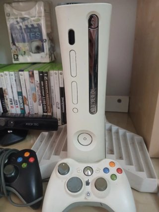 Xbox 360 con Kinect, 2 mandos, camara y 24 juegos