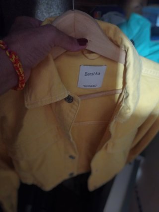 Cazadora Bershka amarilla Talla XS