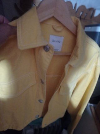 Cazadora Bershka amarilla Talla XS