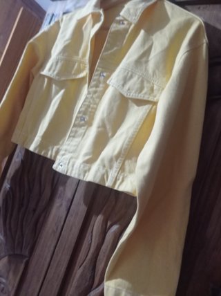 Cazadora Bershka amarilla Talla XS