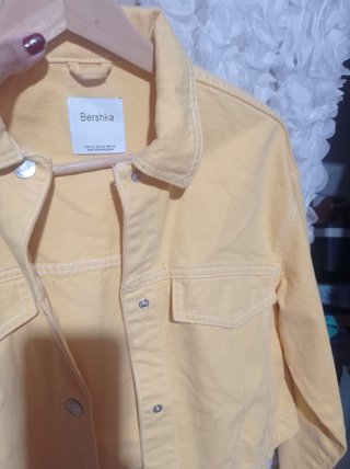 Cazadora Bershka amarilla Talla XS