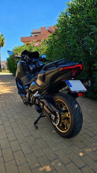 Yamaha T-MAX 560 Tech Max dark petrol 8.000 km !