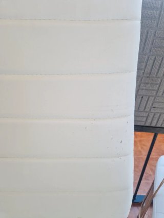 Sillas polipiel blancas tengo 4 unidades