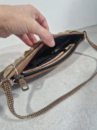 Bolso de fiesta dorado y marrón