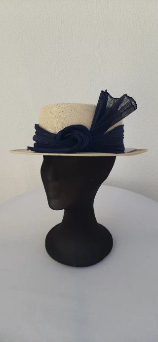 Sombrero elegante beige con lazo azul