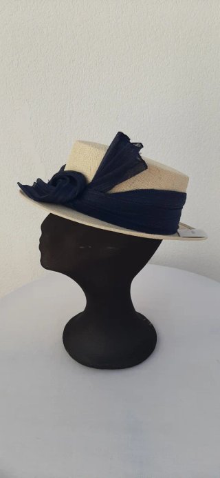Sombrero elegante beige con lazo azul