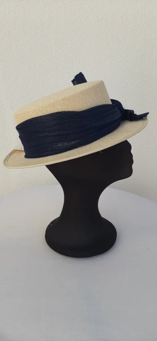 Sombrero elegante beige con lazo azul