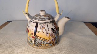 Tetera de porcelana china decorada